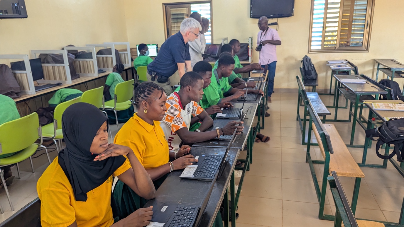 La salle d’informatique au Lycée Professionnel (LPT3AE)